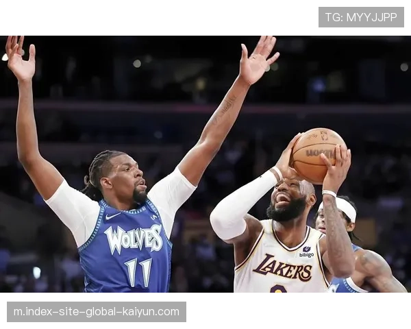 湖人防守压迫造成失误,转换进攻把握决定末节逆转走势 湖人防守压迫造成失误,转换进攻把握决定末节逆转走势